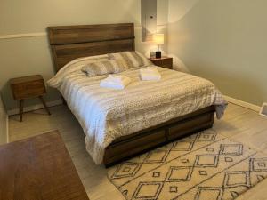 sypialnia z łóżkiem z dwoma ręcznikami w obiekcie Spring Valley Villas w mieście Swiss