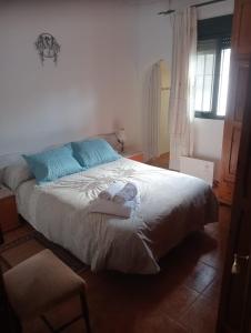 um quarto com uma cama com toalhas em ALBORADA TRES em Burguillos