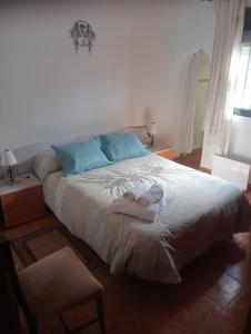 um quarto com uma cama grande e toalhas em ALBORADA TRES em Burguillos