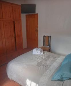 um quarto com uma cama com um edredão branco em ALBORADA TRES em Burguillos