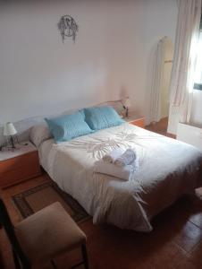 um quarto com uma cama com toalhas em ALBORADA TRES em Burguillos