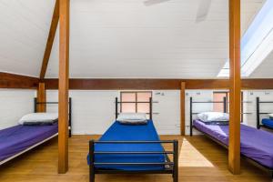 a room with two bunk beds in a attic at Aquarius Backpackers Resort in Byron Bay