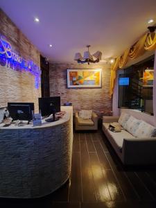 a hotel room with a bar and a couch at BRISAS DE LA BAHIA HOTEL in Paracas