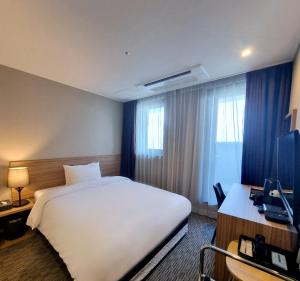 Postel nebo postele na pokoji v ubytování Hotel K-Tree Pyeongtaek