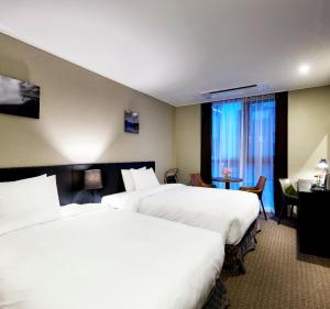 Postel nebo postele na pokoji v ubytování Hotel K-Tree Pyeongtaek