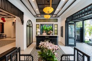 會安的住宿－Thien Thanh Central Boutique Hotel by Minova，客厅设有壁炉和鲜花