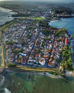 una vista aérea de una gran ciudad junto al agua en OESIS - Stylish Holiday Home in the heart of Galle en Galle