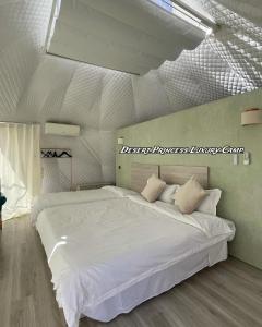 Кровать или кровати в номере desert princess luxury camp
