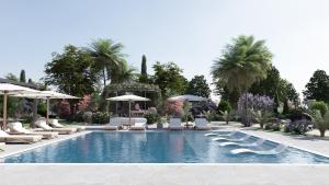 una piscina con sedie a sdraio e ombrelloni di New Luxury Villa Rika with pool a Gouviá