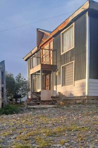 a house that is sitting on top of a yard at Casona Los Coihues in Tolhuin
