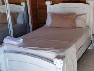 a white bed with white sheets and pillows at villa Doña rosa in Concepción de La Vega