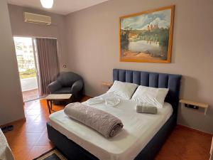 ein Schlafzimmer mit einem Bett und einem Wandgemälde in der Unterkunft Hotel Belind in Berat