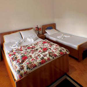 2 Betten nebeneinander in einem Zimmer in der Unterkunft Hotel Belind in Berat