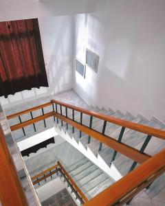 einen Blick über eine Treppe in einem Zimmer in der Unterkunft Hotel Belind in Berat