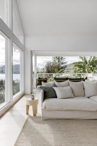 ショール・ベイにあるSalt at Shoal Bayのリビングルーム(白いソファ、大きな窓付) +130枚の写真