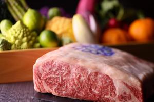 ein Stück Fleisch auf einem Tisch mit Obst und Gemüse in der Unterkunft ANA Crowne Plaza Kobe, an IHG Hotel in Kōbe