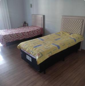 a bedroom with two beds in a room at Casa da cylla in Alto Caparao