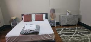 1 dormitorio con 1 cama, vestidor y 1 cama sidx sidx sidx en Bellbird Hotel en Cessnock