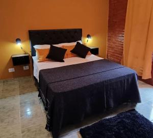 Łóżko lub łóżka w pokoju w obiekcie Hostería Suites Del Centro