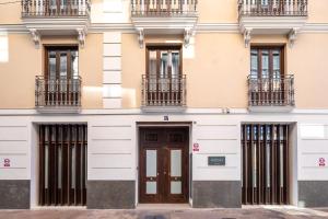 fachada de un edificio con puertas y balcones en Moontels Plaza de Vannes en Valencia