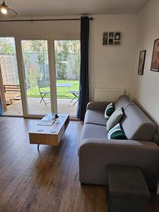 a living room with a couch and a coffee table at Appartement élégant et bien situé in Biscarrosse