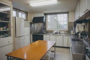 Kuchyň nebo kuchyňský kout v ubytování TESHIKAGA HOSTEL MISATO