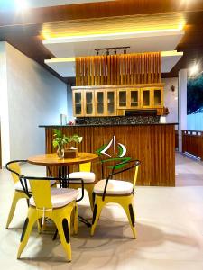 een eetkamer met gele stoelen en een tafel en bank bij Lebak Bali Batu Mejan in Canggu