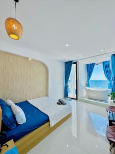 1 dormitorio con 1 cama y vistas al océano en VILLA BIỂN XANH 3 - View Biển Đảo Phú Quý, en Cu Lao Thu