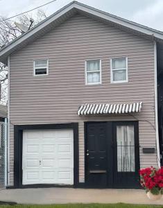 uma casa com duas portas de garagem em Neptune's Cottage em Galveston