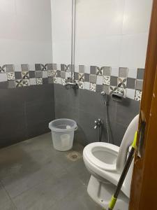 La salle de bains est pourvue de toilettes et d'un seau. dans l'établissement Murree Oaks Tulip Block, à Murree