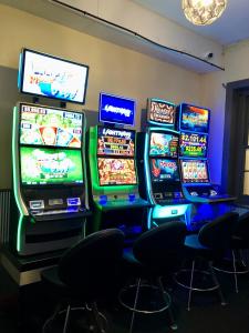 un grupo de máquinas de videojuegos en una habitación en Cornucopia hotel en Wallaroo