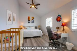 een slaapkamer met een bed, een bureau en een stoel bij Entire Spacious 4-Bedroom House w Free Pool Access, Garage & Parking in Prime Location in San Diego