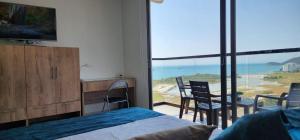 um quarto com uma cama e vista para o oceano em Santa Marta- Pozos Colorados Ocean view Suite Bello Horizonte em Santa Marta