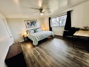 Ένα ή περισσότερα κρεβάτια σε δωμάτιο στο Yosemite Elements Sleeps 12 Pet Friendly Views