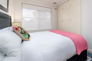 1 dormitorio con cama blanca y ventana en Charming 1-Bed Apartment Near Nature Park, en Campbell