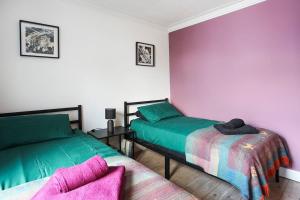 Postel nebo postele na pokoji v ubytování Beautiful Victorian home with private pet-friendly garden sleeps 6