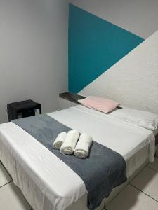 una camera da letto con un grande letto con due cuscini di Pousada Coqueiros a Cabo Frio