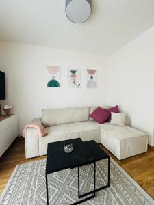 een woonkamer met een bank en een tafel bij Martina 4 by SMR Rauris Apartments - inc Spa and National Summercard - near Gondola in Rauris