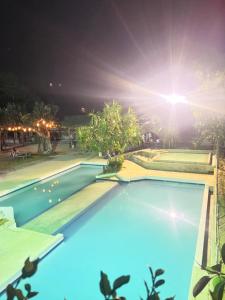 una piscina por la noche en Kadilian Beach House, en Currimao