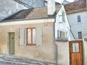 ロシュにあるGîte Loches, 3 pièces, 3 personnes - FR-1-381-162の通りに木の扉のある小さな家