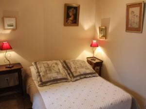ロシュにあるGîte Loches, 3 pièces, 3 personnes - FR-1-381-162のベッドルーム1室(ベッド1台、ランプ2つ、テーブル2台付)