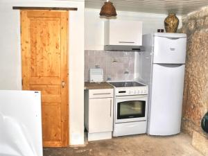 Il comprend une cuisine équipée d'un réfrigérateur et d'une cuisinière. dans l'établissement Gîte Loches, 3 pièces, 3 personnes - FR-1-381-162, à Loches