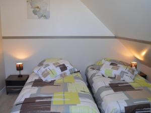 a bedroom with two twin beds at Gîte Vouvray sur un Domaine Viticole, Proche Châteaux de la Loire - FR-1-381-167 in Vouvray