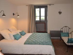 - une chambre avec un grand lit et une fenêtre dans l'établissement Gîte Montlouis-sur-Loire, 4 pièces, 5 personnes - FR-1-381-95, à Montlouis-sur-Loire