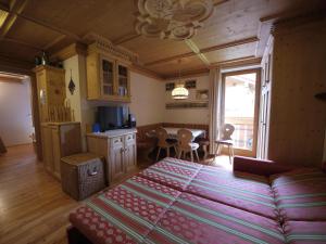 Appartamento Brentegani في أرابّا: غرفة نوم بسرير كبير وغرفة طعام