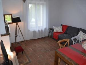 a living room with a couch and a table at Gîte Montlouis-sur-Loire, 4 pièces, 5 personnes - FR-1-381-95 in Montlouis-sur-Loire