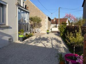 een loopbrug naar een huis met stoelen en planten bij Gîte Saint-Avertin, 4 pièces, 6 personnes - FR-1-381-47 in Saint-Avertin