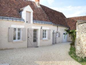 an external view of a house with a garage at Gîte Chédigny, 3 pièces, 4 personnes - FR-1-381-480 in Chédigny