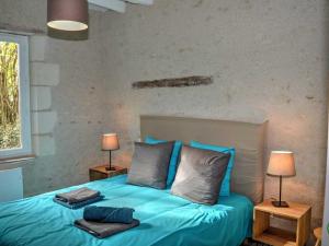 ChédignyにあるGîte Chédigny, 3 pièces, 4 personnes - FR-1-381-480のベッドルーム1室(青いシーツとランプ2つ付)
