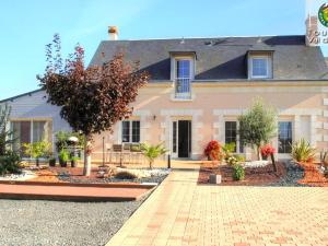 una casa con una entrada para autos en frente de ella en Séjour détente en Touraine : maison de charme avec spa, sauna, fitness, jardin clos et équipements pour bébé - FR-1-381-473, en Benais